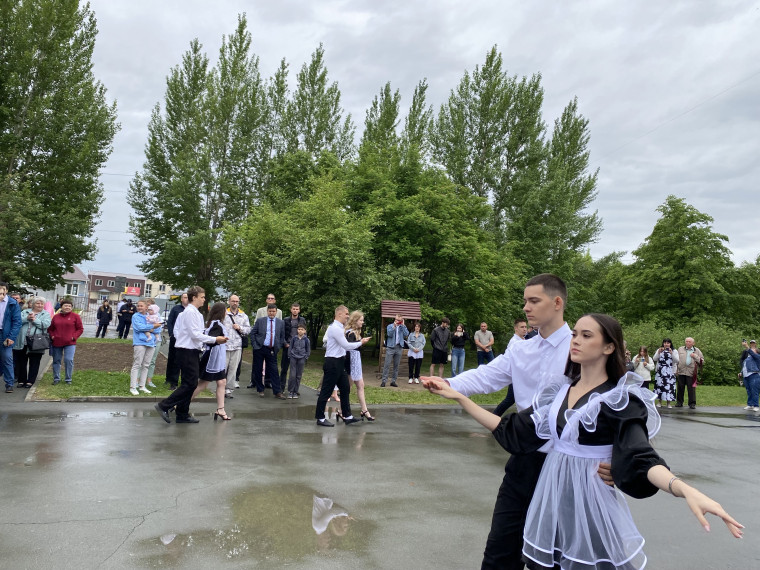 Школьный вальс звучит в последний раз и двери в будущее открыты.